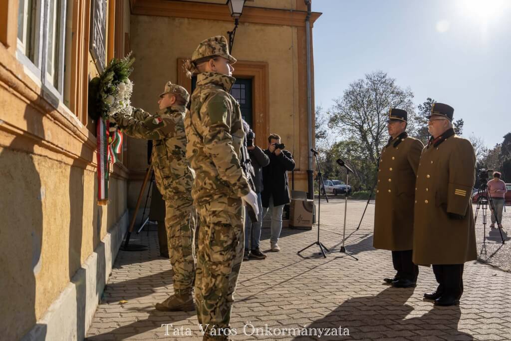 Emléktábla tiszteleg a doni hősök előtt a vasútállomás falán