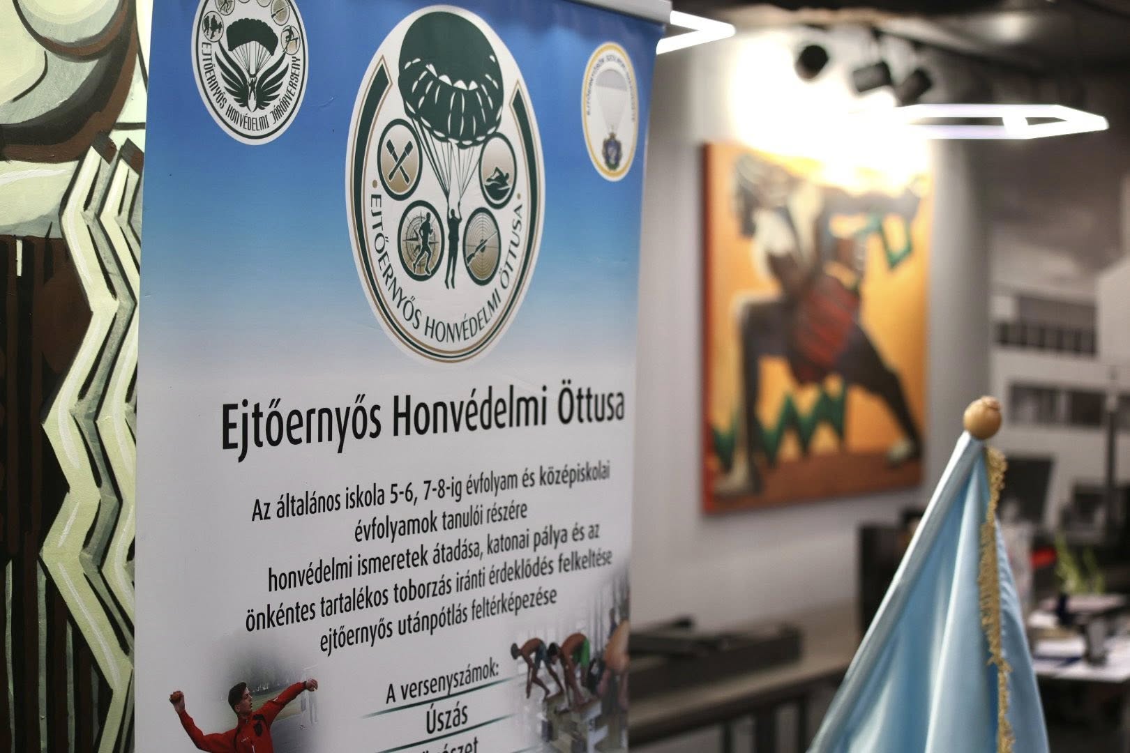 Szolnokon ünnepeltek az ejtőernyősök