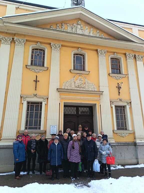 01_Szentmise_elott_a_Bajtarsi_Klub_tagjai – nagy