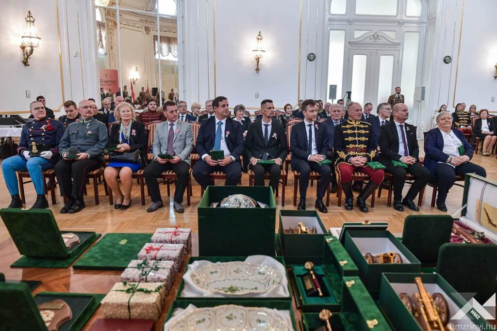 Civileket köszöntötték